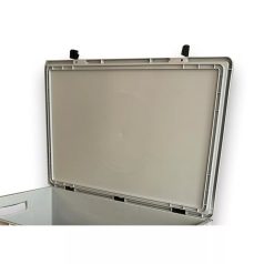   Szürke láda, zsanéros fedéllel, erősített méhsejtes alj, nyitott markolattal, 60x40x32 mm