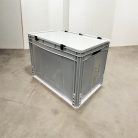 Szürke láda, zsanéros fedéllel, erősített alj, nyitott markolattal, 60x40x42 mm