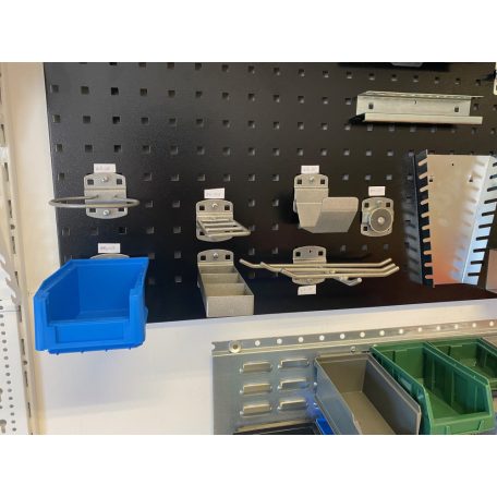 Cső- és kábeltartó szerszámfalhoz